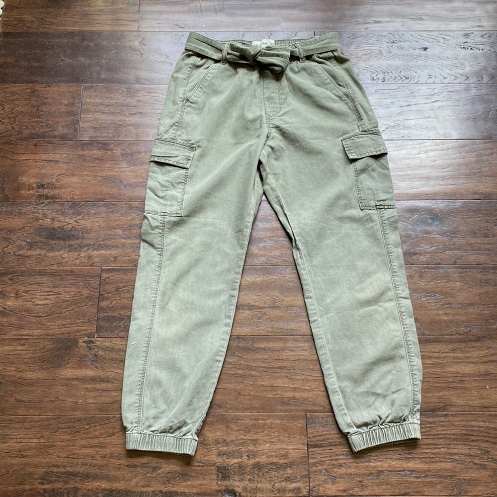 Kids Abercrombie adjustable waist green cargo pants with cinched bottoms